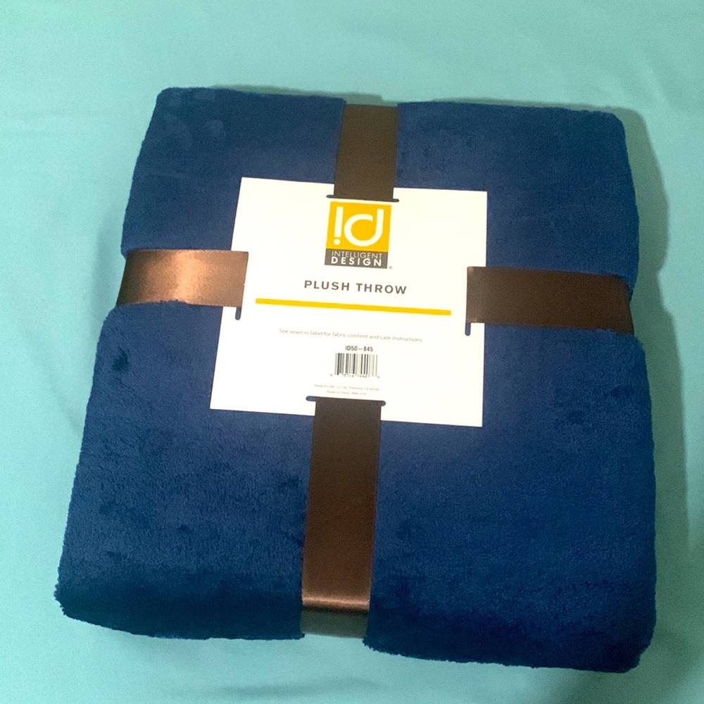 ID  Intelligent Design Plush 60x70” Oversized Throw Navy ID-50-845 Brand New